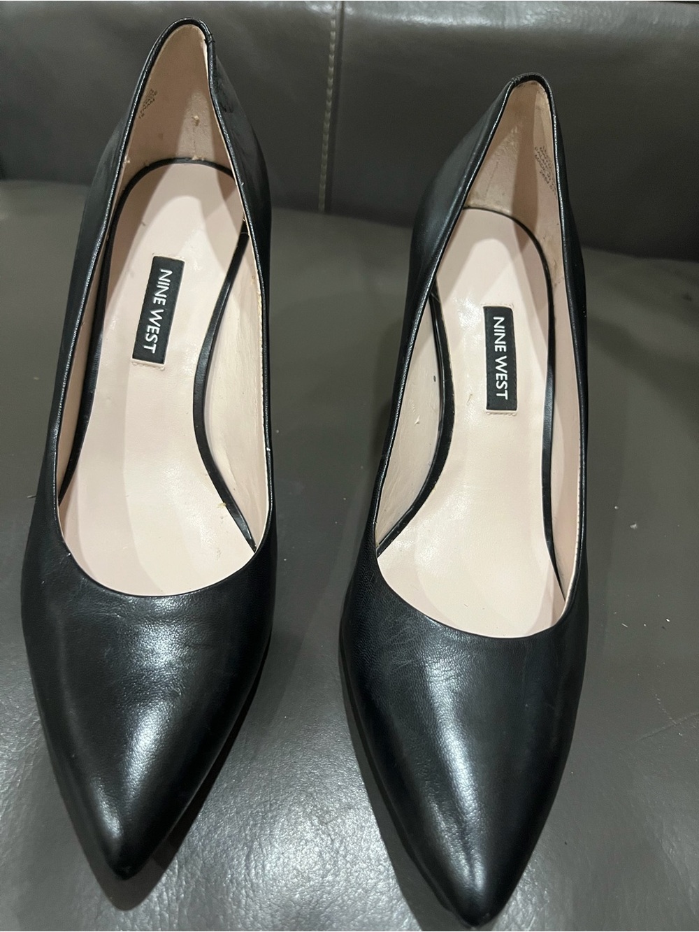 Nine West flax size 8 1/2 M black leather upper pointed toe women pumps